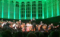 Helen Schneider und der Gitarrist Jo Ambrose mit den Bremer Philharmonikern unter der Leitung von Nabil Shehata. Foto: BPV/Zigmann