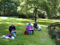 Kursteilnehmer des Maltreffs im Bremer Bürgerpark