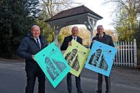 Der Bürgerparkverein, Tim Großmann und Joachim Linnemann sowie die Bürgerpark-Tombola, vertreten durch Dietmar Hoppe, stellen das neue Los-Motiv vor. Dieses Jahr: Die Baumwollbörse Bremen. (v.r.n.l. Foto: Martin Rospek)