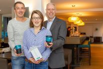 Präsentation des neuen Bechers im Restaurant 'emma am see'. Foto: (v.l.n.r.) Matthias Cordes (Geschäftsführer ‚emma am see’), Judith Bachmann (‚emma am see’), Tim Großmann (Parkdirektor)