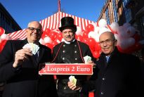 Eröffnung der Bürgerpark-Tombola durch den Bremer Bürgermeister Andreas Bovenschulte, den Glücksbringern der Schornsteinfeger Innung und dem Präsidenten des Bürgerparkvereins Joachim Linnemann (v.l.n.r.), Foto: Martin Rospek