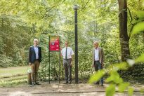 Übergabe der neuen LED-Beleuchtung durch den Vorstandsvorsitzende der swb, Dr. Torsten Köhne (Mitte) an den Bürgerparkverein