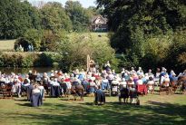 Der Musikalische Gartensalon, die Sopranistin Julia Bachmann und Natalia Girunyan, spielen vor schöner Kulisse im Bürgerpark