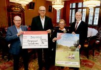 Symbolische Scheckübergabe im Rathaus: v.l.n.r. Dietmar Hoppe, Geschäftsführer Bürgerpark-Tombola, Bürgermeister Andreas Bovenschulte, Sylvia Wedemeyer, Präsidentin Bürgerparkverein, Tim Großmann, Bürgerpark-Direktor. Foto: Martin Rospek