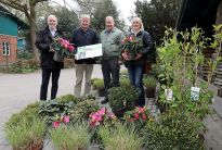 Pflanzenübergabe an die Gewinner der Bürgerpark-Tomobla durch die Baumschule Bruns.