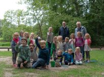 Kinder des Kindergartens Altmannstraße weihen das neue Spielgerät ein. Dahinter links: Parkdirektor Tim Großmann und rechts Eberhard Muras, Vorsitzender der BÜRGERSTIFTUNG-BREMEN