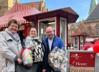 Monika Mehrtens, Centermanagerin Weserpark Bremen, Jana Reetz, Gewinnerin und Dietmar Hoppe, Geschäftsführer Bürgerpark-Tombola