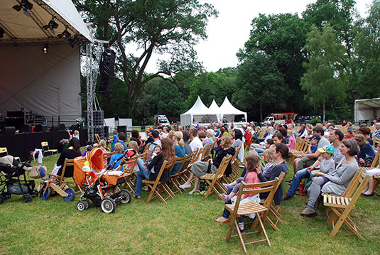 Publikum beim Openair Konzert