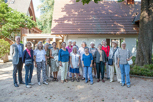 Maltreff Teilnehmer vor der Meierei im Bürgerpark