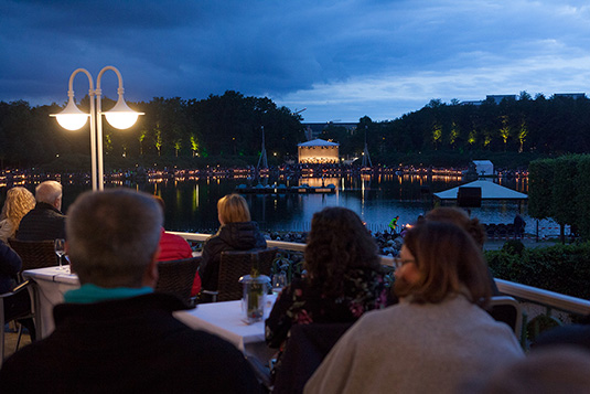 Musik und Licht von der Dorint Park Hotel Terrasse