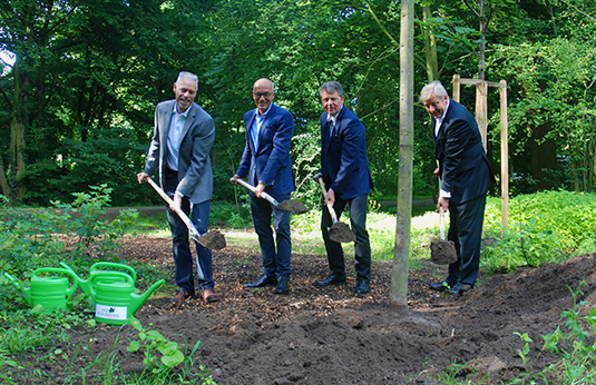 Pflanzung einer gespendeten Linde durch Bürgerparkdirektor Tim Großmann, der Präsident des Bürgerparkvereins Joachim Linnemann, Umweltsenator Dr. Joachim Lohse und den Vorstandsvorsitzender Peter Stubbe (v.l.n.r)