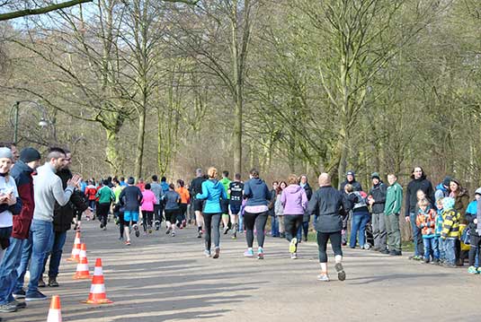 Viel Publikum am Rande des Finale vom 37. AOK-Winterlauf durch den Bürgerpark