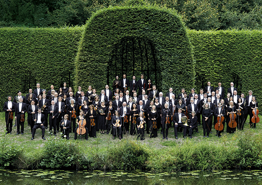 Bremer Philharmoniker vor dem Laubengang im Bremer Bürgerpark