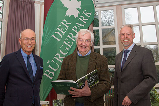 Joachim Linnemann und Tim Großmann mit dem Buchautor Peter Groth