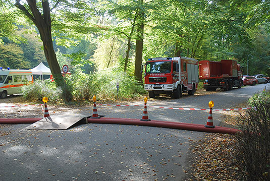 Feuerwehr pumpt Wasser in die Wasserzüge des Bürgerparks