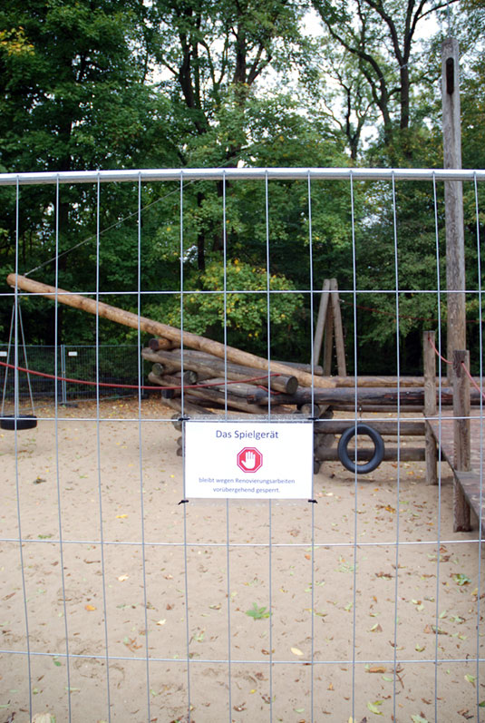 Gesperrtes „Piratenschiff” auf dem großen Spielplatz am Emmasee