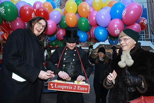 Eröffnung der Bürgerpark-Tombola 2018 durch die Bürgermeisterin Karoline Linnert.