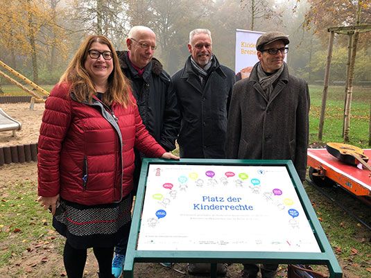 Die Senatorin für Soziales, Jugend, Integration und Sport, Anja Stahmann, Ralph Saxe (Grüne), Mitglied der Bremischen Bürgerschaft, Parkdirektor Tim Großmann und Carsten Schlepper, 1. Vorsitzender des Kinderschutzbundes Bremen (v.l.n.r.)