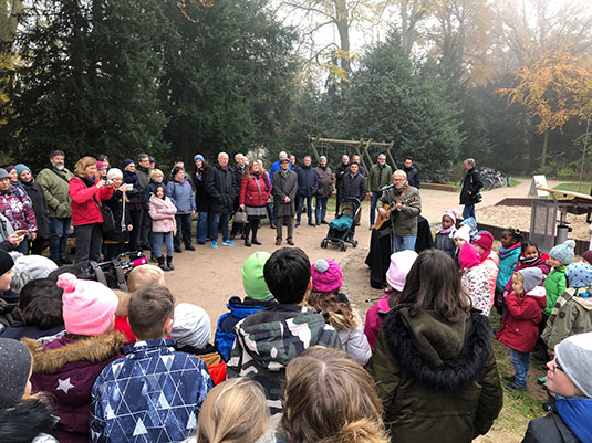 Viele Eltern mit Kindern nehmen Teil an der Einweihung im Bürgerpark.