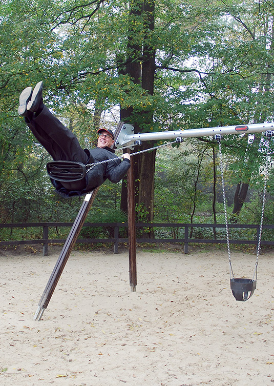 Test der Schaukel für den Piraten-Spielplatz