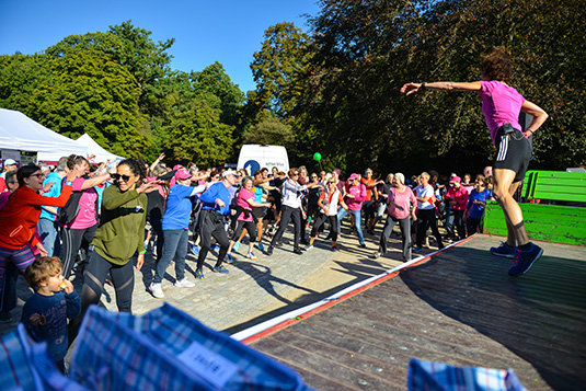 Gemeinsame Dehnübungen vor dem Lauf