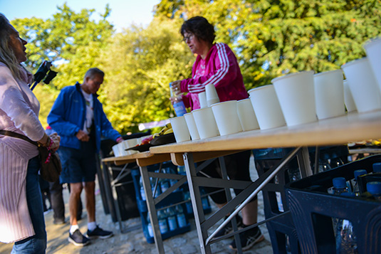 Erfrischungen wurden gereicht durch viele freiwillige Helfer