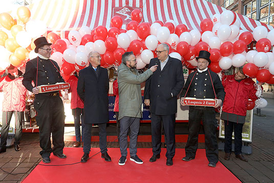 Eröffnung der Bürgerpark-Tombola, moderiert durch Axel Pusitzky, mit dem Bürgermeister Andreas Bovenschulte und dem Präsidenten des Bürgerparkvereins Joachim Linnemann (rechts)