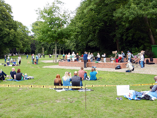 Die Musiker der Musikschule Bremen spielen auf der Spielwiese am Marcusbrunnen 