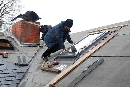 Dachdecker arbeiten auf dem Schweizerhaus