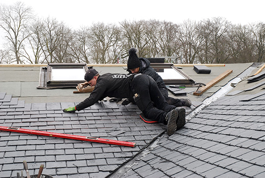 Dachdecker arbeiten auf dem Schweizerhaus