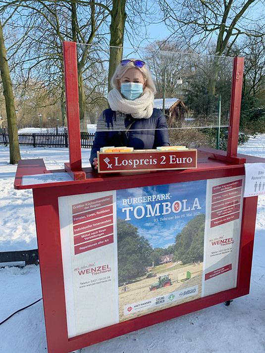 Verkaufsstand vor dem tombomobil