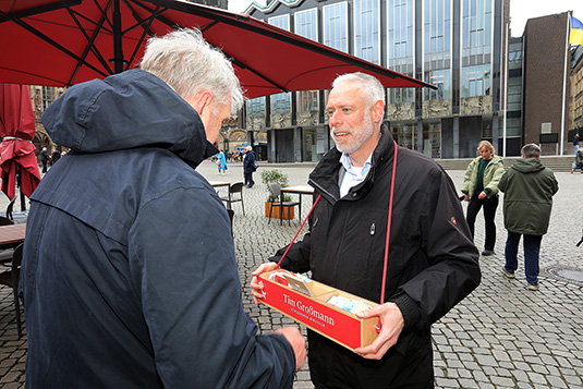 Bürgerparkdirektor Tim Großmann verkauft Lose für die Bürgerpark-Tombola.