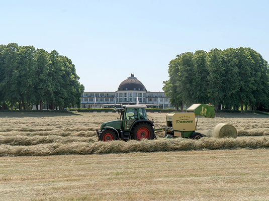 Heuernte vor dem Parkhotel Bremen