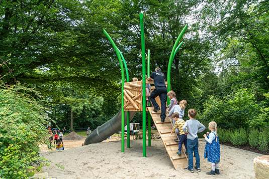 Test rutschen auf der neuen Tunnelrutsche, Foto: Bengt Heine